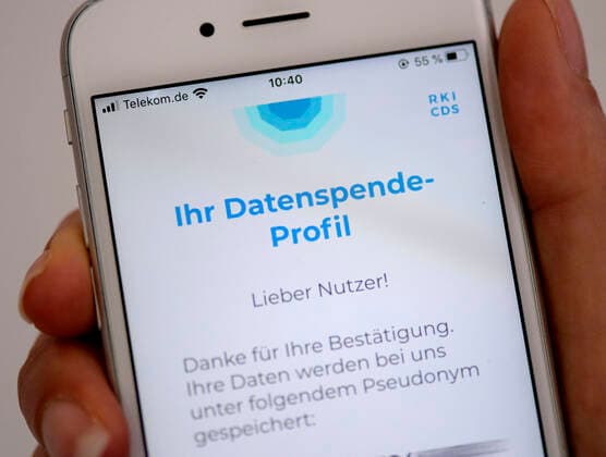 11.04.2020, Coronavirus-App auf einem Smartphone. Die Datenspende-App vom Robert Koch Institut (RKI) auf einem iphone installiert, übermittelt Gesundheits und Aktivitätsdaten zur schnelleren Eindämmung der Pandemie. Ihr Datenspendeprofil. 11.04.2020, Coronavirus-App auf des RKI dem Smartphone 11.04.2020, Coronavirus-App auf des RKI dem Smartphone