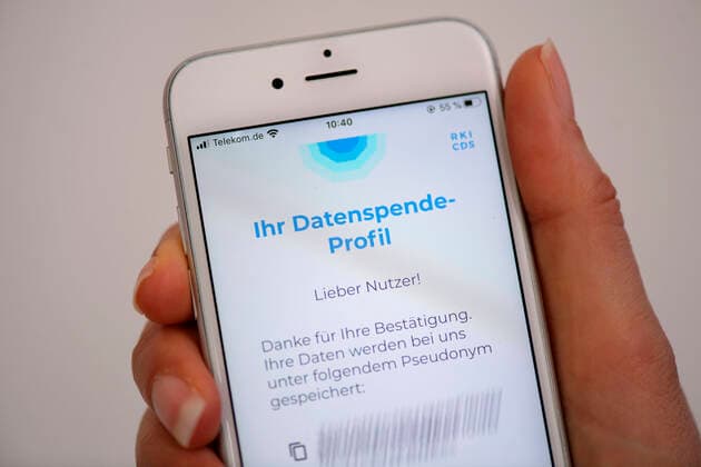 11.04.2020, Coronavirus-App auf einem Smartphone. Die Datenspende-App vom Robert Koch Institut (RKI) auf einem iphone installiert, übermittelt Gesundheits und Aktivitätsdaten zur schnelleren Eindämmung der Pandemie. Ihr Datenspendeprofil. 11.04.2020, Coronavirus-App auf des RKI dem Smartphone 11.04.2020, Coronavirus-App auf des RKI dem Smartphone