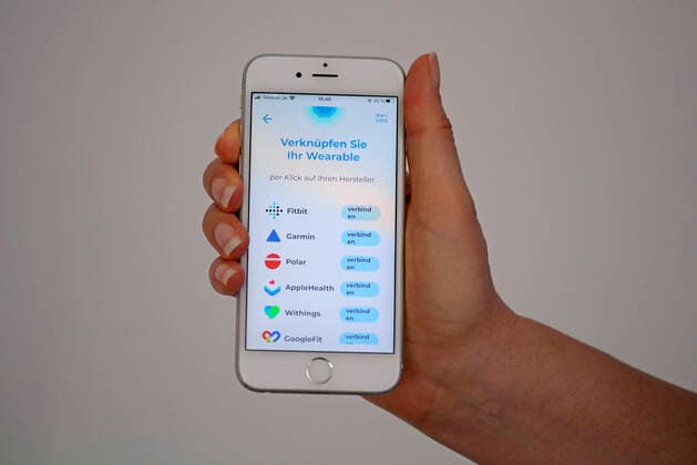 11.04.2020, Coronavirus-App auf einem Smartphone. Die Datenspende-App vom Robert Koch Institut (RKI) auf einem iphone installiert, übermittelt Gesundheits und Aktivitätsdaten zur schnelleren Eindämmung der Pandemie. Verknüfen Sie Ihr Wearable: Fitbit, Garmin, Polar, Applehealth, Withings etc. zur Auswahl. 11.04.2020, Coronavirus-App auf des RKI dem Smartphone 11.04.2020, Coronavirus-App auf des RKI dem Smartphone