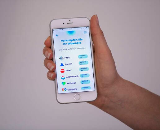 11.04.2020, Coronavirus-App auf einem Smartphone. Die Datenspende-App vom Robert Koch Institut (RKI) auf einem iphone installiert, übermittelt Gesundheits und Aktivitätsdaten zur schnelleren Eindämmung der Pandemie. Verknüfen Sie Ihr Wearable: Fitbit, Garmin, Polar, Applehealth, Withings etc. zur Auswahl. 11.04.2020, Coronavirus-App auf des RKI dem Smartphone 11.04.2020, Coronavirus-App auf des RKI dem Smartphone