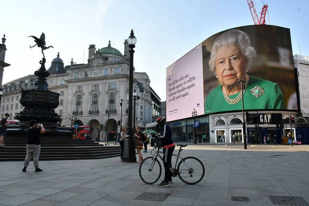 The Queen s coronavirus speech is shown on at Piccadilly Circus as the UK lockdown continues. Extracts from The Queen s message to the nation appear on the world-famous Piccadilly Lights. Featuring: The Queen, Queen Elizabeth II Where: London, United Kingdom When: 10 Apr 2020 Credit: Nils Jorgensen Cover Images Copyright: xx 40441296 EDITORIAL USE ONLY. NOT FOR USE BY NEWSPAPERS BASED IN THE UK.