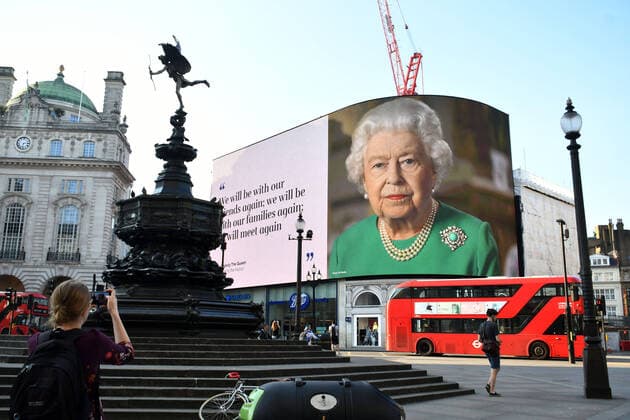 The Queen s coronavirus speech is shown on at Piccadilly Circus as the UK lockdown continues. Extracts from The Queen s message to the nation appear on the world-famous Piccadilly Lights. Featuring: The Queen, Queen Elizabeth II Where: London, United Kingdom When: 10 Apr 2020 Credit: Nils Jorgensen Cover Images Copyright: xx 40441299 EDITORIAL USE ONLY. NOT FOR USE BY NEWSPAPERS BASED IN THE UK.