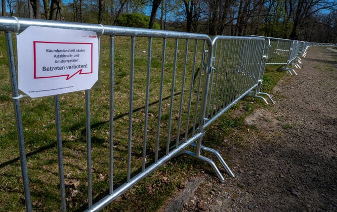 Berlin 10.04.2020 Steglitz Zehlendorf SCHLOSS UND PARK GLIENICKE Der Park Klein-Glienicke, umgangssprachlich Glienicker Park genannt, ist ein öffentlich zugänglicher englischer Landschaftsgarten, der im äußersten Südwesten Berlins im Ortsteil Wannsee des Bezirks Steglitz-Zehlendorf liegt. Er ist Teil des UNESCO-Welterbes Schlösser und Parks von Potsdam und Berlin. Besucher werden durch Gitter am betreten des Parks gehindert Als PRÄVENTIVMASSNAHME zur Eindämmung von INFEKTIONEN durch das CORONAVIRUS ( COVID -19 ) ...für alle Personen - soweit möglich - ein Mindestabstand von 1,5 Meter copyright camera4 Eberhard Thonfeld 200410Berlin