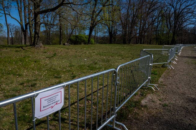 Berlin 10.04.2020 Steglitz Zehlendorf SCHLOSS UND PARK GLIENICKE Der Park Klein-Glienicke, umgangssprachlich Glienicker Park genannt, ist ein öffentlich zugänglicher englischer Landschaftsgarten, der im äußersten Südwesten Berlins im Ortsteil Wannsee des Bezirks Steglitz-Zehlendorf liegt. Er ist Teil des UNESCO-Welterbes Schlösser und Parks von Potsdam und Berlin. Besucher werden durch Gitter am betreten des Parks gehindert Als PRÄVENTIVMASSNAHME zur Eindämmung von INFEKTIONEN durch das CORONAVIRUS ( COVID -19 ) ...für alle Personen - soweit möglich - ein Mindestabstand von 1,5 Meter copyright camera4 Eberhard Thonfeld 200410Berlin