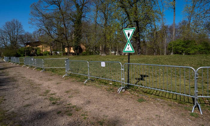 Berlin 10.04.2020 Steglitz Zehlendorf SCHLOSS UND PARK GLIENICKE Der Park Klein-Glienicke, umgangssprachlich Glienicker Park genannt, ist ein öffentlich zugänglicher englischer Landschaftsgarten, der im äußersten Südwesten Berlins im Ortsteil Wannsee des Bezirks Steglitz-Zehlendorf liegt. Er ist Teil des UNESCO-Welterbes Schlösser und Parks von Potsdam und Berlin. Besucher werden durch Gitter am betreten des Parks gehindert Als PRÄVENTIVMASSNAHME zur Eindämmung von INFEKTIONEN durch das CORONAVIRUS ( COVID -19 ) ...für alle Personen - soweit möglich - ein Mindestabstand von 1,5 Meter copyright camera4 Eberhard Thonfeld 200410Berlin