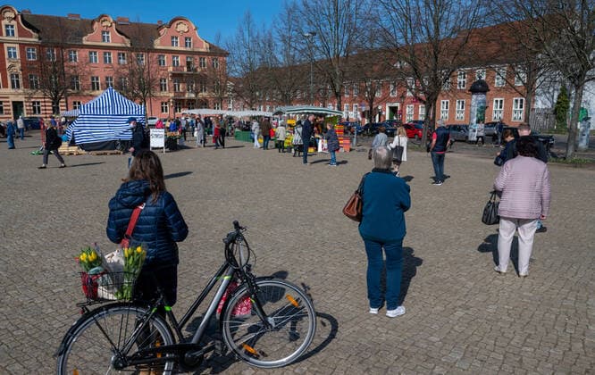 Potsdam Landeshauptstadt Brandenburg 11.04.2020 OSTERN MARKTTAG auf dem BASSINPLATZ Holländisches Viertel Als PRÄVENTIVMASSNAHME zur Eindämmung von INFEKTIONEN durch das CORONAVIRUS ( COVID -19 ) ...für alle Personen - soweit möglich - ein Mindestabstand von 1,5 Meter copyright camera4 Eberhard Thonfeld 200411Potsdam