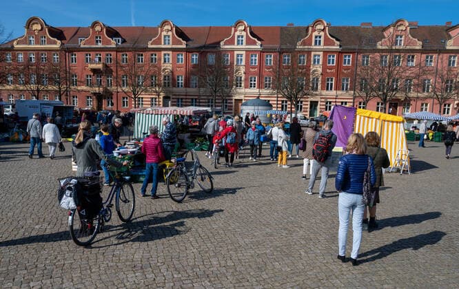 Potsdam Landeshauptstadt Brandenburg 11.04.2020 OSTERN MARKTTAG auf dem BASSINPLATZ Holländisches Viertel Als PRÄVENTIVMASSNAHME zur Eindämmung von INFEKTIONEN durch das CORONAVIRUS ( COVID -19 ) ...für alle Personen - soweit möglich - ein Mindestabstand von 1,5 Meter copyright camera4 Eberhard Thonfeld 200411Potsdam