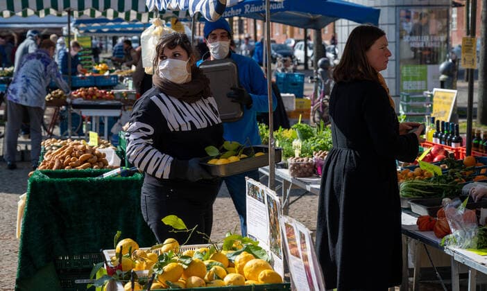 Potsdam Landeshauptstadt Brandenburg 11.04.2020 OSTERN MARKTTAG auf dem BASSINPLATZ Als PRÄVENTIVMASSNAHME zur Eindämmung von INFEKTIONEN durch das CORONAVIRUS ( COVID -19 ) ...für alle Personen - soweit möglich - ein Mindestabstand von 1,5 Meter copyright camera4 Eberhard Thonfeld 200411Potsdam