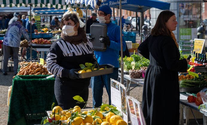 Potsdam Landeshauptstadt Brandenburg 11.04.2020 OSTERN MARKTTAG auf dem BASSINPLATZ Als PRÄVENTIVMASSNAHME zur Eindämmung von INFEKTIONEN durch das CORONAVIRUS ( COVID -19 ) ...für alle Personen - soweit möglich - ein Mindestabstand von 1,5 Meter copyright camera4 Eberhard Thonfeld 200411Potsdam