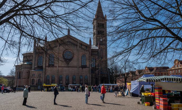 Potsdam Landeshauptstadt Brandenburg 11.04.2020 OSTERN MARKTTAG auf dem BASSINPLATZ Holländisches Viertel katholische Kirche St. Peter und Paul Als PRÄVENTIVMASSNAHME zur Eindämmung von INFEKTIONEN durch das CORONAVIRUS ( COVID -19 ) ...für alle Personen - soweit möglich - ein Mindestabstand von 1,5 Meter copyright camera4 Eberhard Thonfeld 200411Potsdam