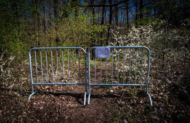 Berlin 10.04.2020 Steglitz Zehlendorf SCHLOSS UND PARK GLIENICKE Der Park Klein-Glienicke, umgangssprachlich Glienicker Park genannt, ist ein öffentlich zugänglicher englischer Landschaftsgarten, der im äußersten Südwesten Berlins im Ortsteil Wannsee des Bezirks Steglitz-Zehlendorf liegt. Er ist Teil des UNESCO-Welterbes Schlösser und Parks von Potsdam und Berlin. Besucher werden durch Gitter am betreten des Parks gehindert Als PRÄVENTIVMASSNAHME zur Eindämmung von INFEKTIONEN durch das CORONAVIRUS ( COVID -19 ) ...für alle Personen - soweit möglich - ein Mindestabstand von 1,5 Meter copyright camera4 Eberhard Thonfeld 200410Berlin