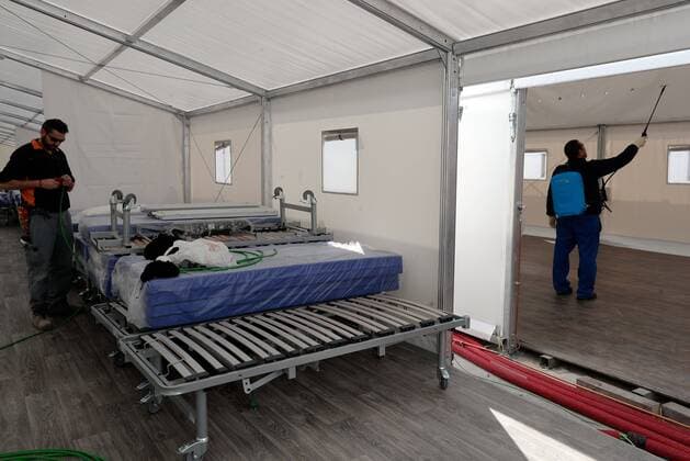 Workers assemble beds at a field hospital, set up outside La Fe hospital, amid coronavirus outbreak, in Valencia, eastern Spain, 11 April 2020. The hospital will have 600 beds. A field hospital is set up in Valencia amid coronavirus outbreak !ACHTUNG: NUR REDAKTIONELLE NUTZUNG!  Copyright: xKaixFörsterlingx GRAFCVA4041 20200411-637222073338992614