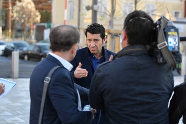 Coronavirus in France: Situation in Cannes. Coronavirus en France: Situation a Cannes. Coronavirus : Operation inedite en France de desinfection aerienne des espaces publics a Cannes. David Lisnard, maire de Cannes, experimente une operation innovante de desinfection y compris en hauteur et de loin du domaine public sur le secteur Bocca centre dans la perspective de la grande desinfection qui sera menee en fin de confinement sur l?ensemble du territoire communal. Cette nouvelle operation va mobiliser des moyens inedits en France dont : un vehicule a plateau (de type pick-up) pour propulser une solution desinfectante (hypochlorite de sodium dilue a 0,5%, contre 3% pour la desinfection terrestre) sur une portÃ e de 15 metres, un drone qui diffusera egalement cette meme solution desinfectante, et l?aide de deux agents pietons equipes de  Copyright: xLionelxUrmanx xStarfacex STAR_253984_015