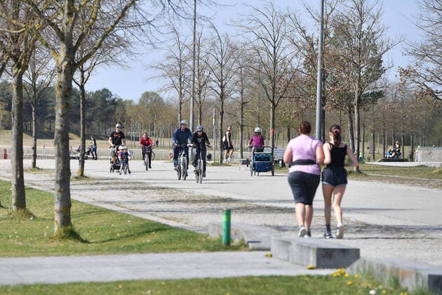 Ostern in Zeiten der Corona Pandemie- oeffentliches Leben am 11.04.2020 im Riemer Park in Muenchen. Familien beim Spazieren gehen, Spaziergang,Spaziergaenger. Jogger,Radfahrer. Das fruehlingshafte Wetter treibt die Bevoelkerung an die frische Luft,immer mit dem noetigen Abstand wegen einer Ansteckung mit dem Coronavirus. Ausgangsbeschraenkungen,Kontaktsperre.