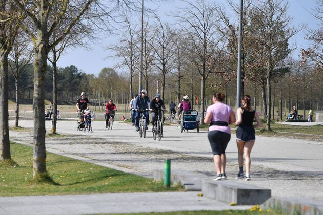 Ostern in Zeiten der Corona Pandemie- oeffentliches Leben am 11.04.2020 im Riemer Park in Muenchen. Familien beim Spazieren gehen, Spaziergang,Spaziergaenger. Jogger,Radfahrer. Das fruehlingshafte Wetter treibt die Bevoelkerung an die frische Luft,immer mit dem noetigen Abstand wegen einer Ansteckung mit dem Coronavirus. Ausgangsbeschraenkungen,Kontaktsperre.