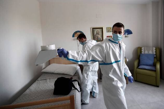 Workers disinfect with ozone one of the rooms of Casablanca retirement home in the working-class district of Villaverde, Madrid, Spain, 11 April 2020. Despite almost all countries adopting specific measures to protect nursing homes from the ongoing pandemic of the COVID-19 disease caused by the SARS-CoV-2 coronavirus, they have become one of the main foci of infection, with their elderly residents constituting the main at-risk group that is especially vulnerable to the virus devastating spread. Inside a retirement home in Madrid, Spain, in times of coronavirus !ACHTUNG: NUR REDAKTIONELLE NUTZUNG!  Copyright: xMARISCALx GRAF9051 20200411-637222093249529219