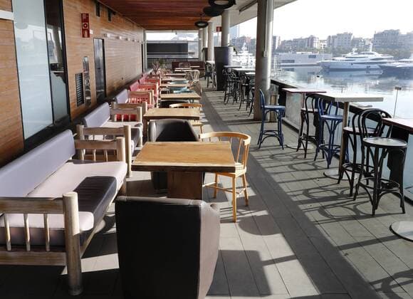 View of a cafe at deserted Maremagnum shopping mall amid coronavirus lockdown, in Barcelona, Spain, 11 April 2020. Spain is currently under lockdown due to the coronavirus pandemic. Coronavirus outbreak !ACHTUNG: NUR REDAKTIONELLE NUTZUNG!  Copyright: xAndreuxDalmaux GRAF9037 20200411-637222098541844346