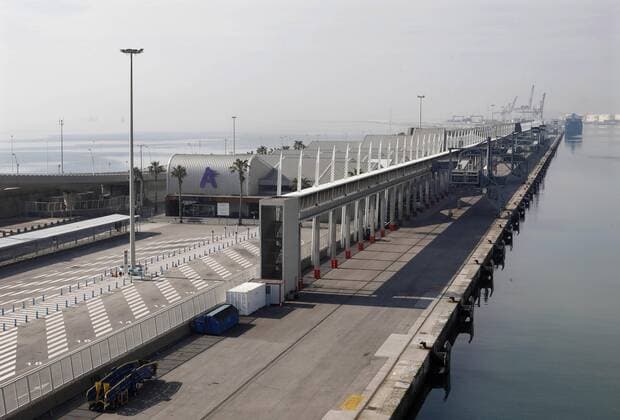 View of the deserted cruise dock at the port amid coronavirus lockdown, in Barcelona, Spain, 11 April 2020. Spain is currently under lockdown due to the coronavirus pandemic. Coronavirus outbreak !ACHTUNG: NUR REDAKTIONELLE NUTZUNG!  Copyright: xAndreuxDalmaux GRAF9042 20200411-637222098555125695