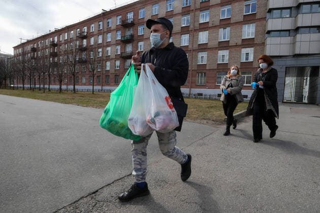 ST PETERSBURG, RUSSIA - APRIL 11, 2020: A volunteer of the DobroDomik Charity Fund delivering free groceries to solitary elderly people. Alexander Demianchuk TASS  TS0D54D1