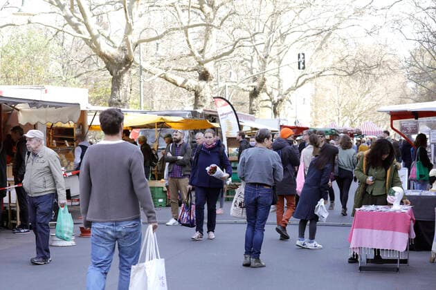 Ostersamstag gehen Menschen auf dem Wochenmarkt am Kollwitzplatz, waehrend der Corona-Krise, einkaufen, DEU, Berlin, 11.04.2020