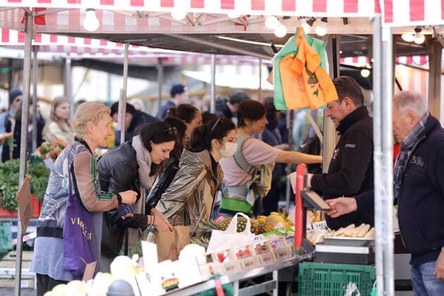 Ostersamstag gehen Menschen auf dem Wochenmarkt am Kollwitzplatz, waehrend der Corona-Krise, einkaufen, DEU, Berlin, 11.04.2020