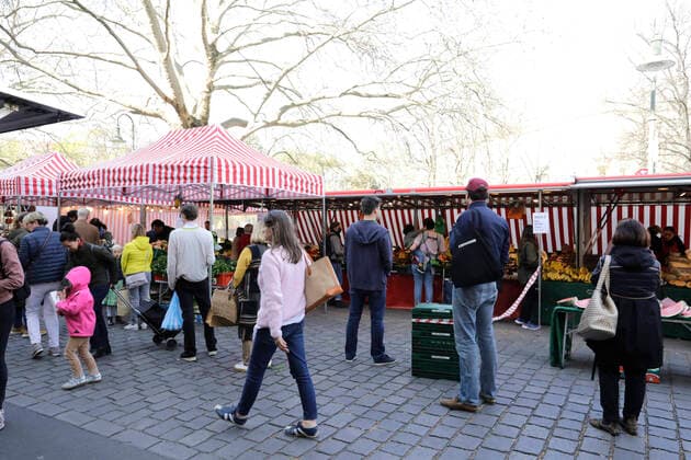 Ostersamstag gehen Menschen auf dem Wochenmarkt am Kollwitzplatz, waehrend der Corona-Krise, einkaufen, DEU, Berlin, 11.04.2020