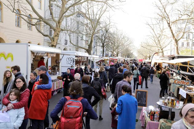 Ostersamstag gehen Menschen auf dem Wochenmarkt am Kollwitzplatz, waehrend der Corona-Krise, einkaufen, DEU, Berlin, 11.04.2020