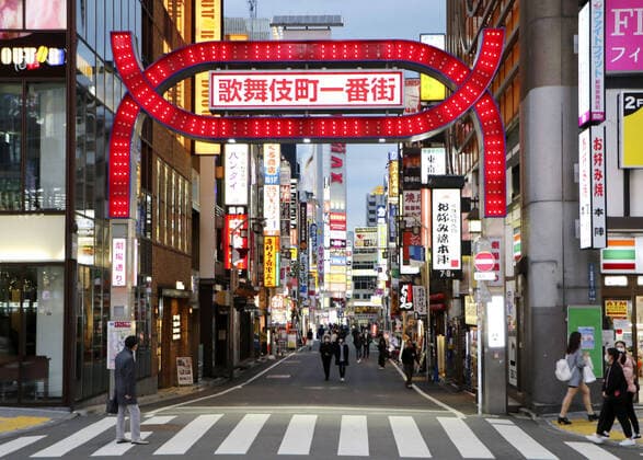 Coronavirus in Japan, Eindrücke aus Osaka New coronavirus Much fewer people than usual walk in Tokyo s Kabukicho entertainment district on April 11, 2020, the first weekend since Prime Minister Shinzo Abe declared a state of emergency for Tokyo, Osaka and five other prefectures over the coronavirus crisis. 