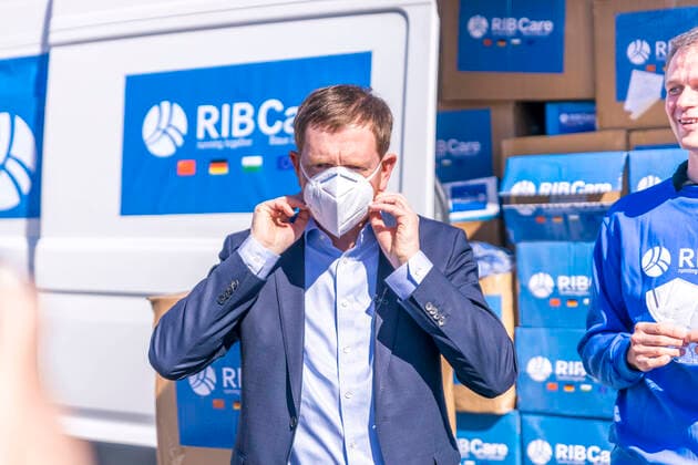 Sachsens Ministerpräsident Michael Kretschmer (CDU) nimmt am Samstag, 11. April 2020 im Bereitschaftspolizei Präsidium in Leipzig Eutritzsch, eine Lieferung von medizinischen Hilfsgütern des international tätigen Unternehmens RIB Software SE entgegen. Die kostenlose Lieferung umfasst mehr als 20.000 Masken sowie medizinische Schutzkleidung und Handschuhe. Die medizinischen Hilfsgüter werden von Michael Woitag, Vorstand der RIB Information Technologies AG Deutschland, an den Ministerpräsidenten übergeben. Der Freistaat Sachsen unternimmt derzeit massive Anstrengungen, medizinische Hilfsgüter zu beschaffen, um die Corona-Infektionen so früh wie möglich zu erkennen und die Ausbreitung des Virus so weit wie möglich zu verzögern.