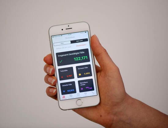 11.04.2020, Coronavirus-App auf einem Smartphone. Grün die Zahl der in Deutschland bestätigten Infektions-Fälle mit Corona-Virus (Stand 11.04.2020 sind seit Beginn der Pandemie 122171 Menschen infiziert). 11.04.2020, Coronavirus-App auf dem Smartphone 11.04.2020, Coronavirus-App auf dem Smartphone