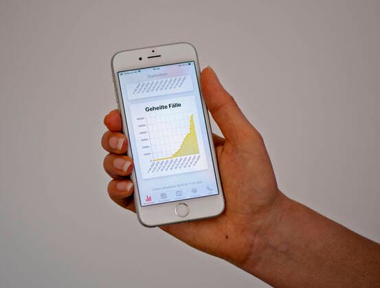 11.04.2020, Coronavirus-App auf einem Smartphone. Rote Kurve die Zahl der in Deutschland geheilte Fälle vom Corona-Virus (Stand 11.04.2020). 11.04.2020, Coronavirus-App auf dem Smartphone 11.04.2020, Coronavirus-App auf dem Smartphone
