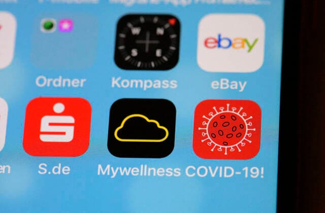 11.04.2020, Coronavirus-App auf einem Smartphone. Für die Informationen über die Anzahl der Weltweit bestätigten Infektions-Fälle mit Corona-Virus 11.04.2020, Coronavirus-App auf dem Smartphone 11.04.2020, Coronavirus-App auf dem Smartphone