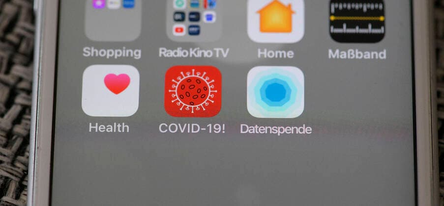 11.04.2020, Coronavirus-App auf einem Smartphone. Die Datenspende-App vom Robert Koch Institut (RKI) auf einem iphone installiert, übermittelt Gesundheits und Aktivitätsdaten zur schnelleren Eindämmung der Pandemie. Datenspende heisst die App rechts, mitte: Covid-19 App für die Informationen zur Fallzahl der Infizierten an Coronoa. 11.04.2020, Coronavirus-App auf des RKI dem Smartphone 11.04.2020, Coronavirus-App auf des RKI dem Smartphone