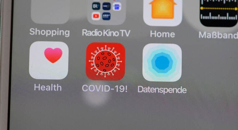 11.04.2020, Coronavirus-App auf einem Smartphone. Die Datenspende-App vom Robert Koch Institut (RKI) auf einem iphone installiert, übermittelt Gesundheits und Aktivitätsdaten zur schnelleren Eindämmung der Pandemie. Datenspende heisst die App rechts, mitte: Covid-19 App für die Informationen zur Fallzahl der Infizierten an Coronoa. 11.04.2020, Coronavirus-App auf des RKI dem Smartphone 11.04.2020, Coronavirus-App auf des RKI dem Smartphone