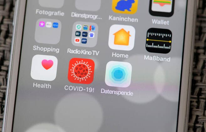 11.04.2020, Coronavirus-App auf einem Smartphone. Die Datenspende-App vom Robert Koch Institut (RKI) auf einem iphone installiert, übermittelt Gesundheits und Aktivitätsdaten zur schnelleren Eindämmung der Pandemie. Datenspende heisst die App rechts, mitte: Covid-19 App für die Informationen zur Fallzahl der Infizierten an Coronoa. 11.04.2020, Coronavirus-App auf des RKI dem Smartphone 11.04.2020, Coronavirus-App auf des RKI dem Smartphone