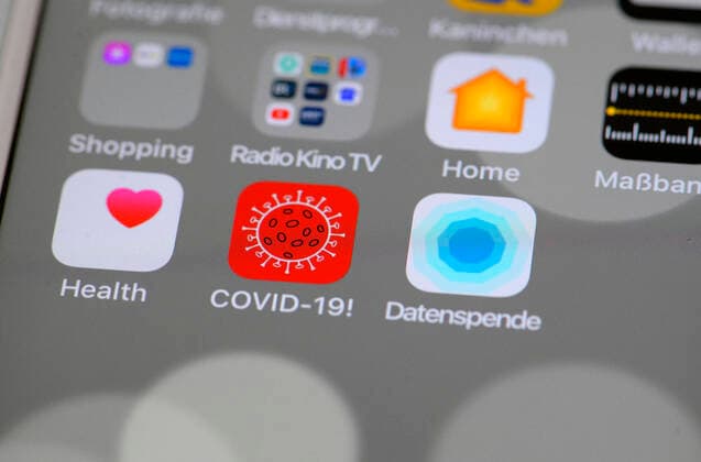 11.04.2020, Coronavirus-App auf einem Smartphone. Die Datenspende-App vom Robert Koch Institut (RKI) auf einem iphone installiert, übermittelt Gesundheits und Aktivitätsdaten zur schnelleren Eindämmung der Pandemie. Datenspende heisst die App rechts, mitte: Covid-19 App für die Informationen zur Fallzahl der Infizierten an Coronoa. 11.04.2020, Coronavirus-App auf des RKI dem Smartphone 11.04.2020, Coronavirus-App auf des RKI dem Smartphone