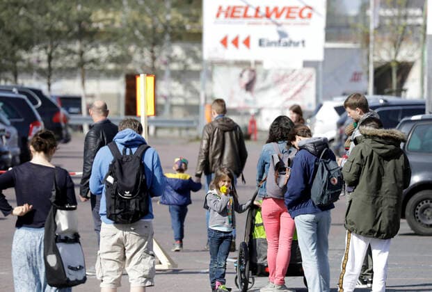 Ostersamstag gehen Menschen in den Hellweg Baumarkt, waehrend der Corona-Krise, einkaufen, DEU, Berlin, 11.04.2020