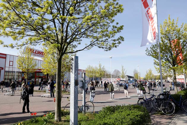 Ostersamstag gehen Menschen in den Hellweg Baumarkt, waehrend der Corona-Krise, einkaufen, DEU, Berlin, 11.04.2020