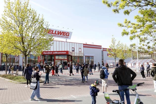 Ostersamstag gehen Menschen in den Hellweg Baumarkt, waehrend der Corona-Krise, einkaufen, DEU, Berlin, 11.04.2020