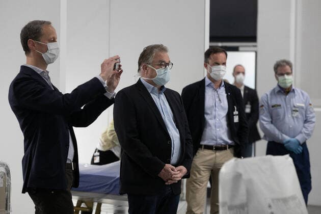Hannover, 11.04.2020, Staatsminister bei der Bundeskanzlerin Hendrik Hoppenstedt. besucht mit Regionspräsident Hauke Jagau das einsatzbereite, Behelfskrankenhaus für Corona- Patienten,