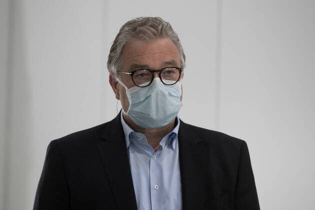 Hannover, 11.04.2020, Staatsminister bei der Bundeskanzlerin Hendrik Hoppenstedt. besucht mit Regionspräsident Hauke Jagau das einsatzbereite, Behelfskrankenhaus für Corona- Patienten, Hauke Jagau , mit Mundschutz,