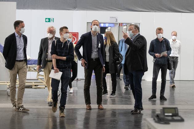Hannover, 11.04.2020, Staatsminister bei der Bundeskanzlerin Hendrik Hoppenstedt. besucht mit Regionspräsident Hauke Jagau das einsatzbereite, Behelfskrankenhaus für Corona- Patienten,