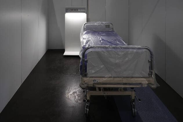 Hannover, 11.04.2020, Staatsminister bei der Bundeskanzlerin Hendrik Hoppenstedt. besucht mit Regionspräsident Hauke Jagau das einsatzbereite, Behelfskrankenhaus für Corona- Patienten, leeres Krankenbett,
