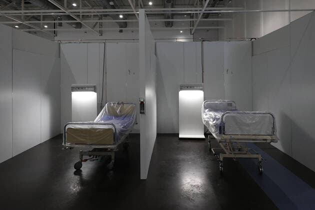 Hannover, 11.04.2020, Staatsminister bei der Bundeskanzlerin Hendrik Hoppenstedt. besucht mit Regionspräsident Hauke Jagau das einsatzbereite, Behelfskrankenhaus für Corona- Patienten, leeres Krankenbett,
