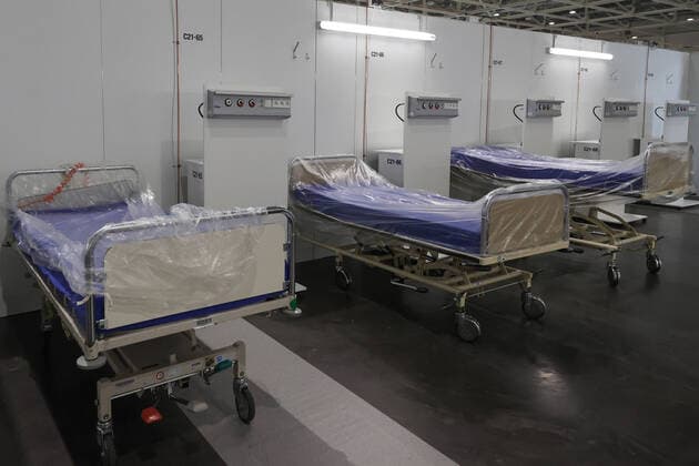 Hannover, 11.04.2020, Staatsminister bei der Bundeskanzlerin Hendrik Hoppenstedt. besucht mit Regionspräsident Hauke Jagau das einsatzbereite, Behelfskrankenhaus für Corona- Patienten, leeres Krankenbett,