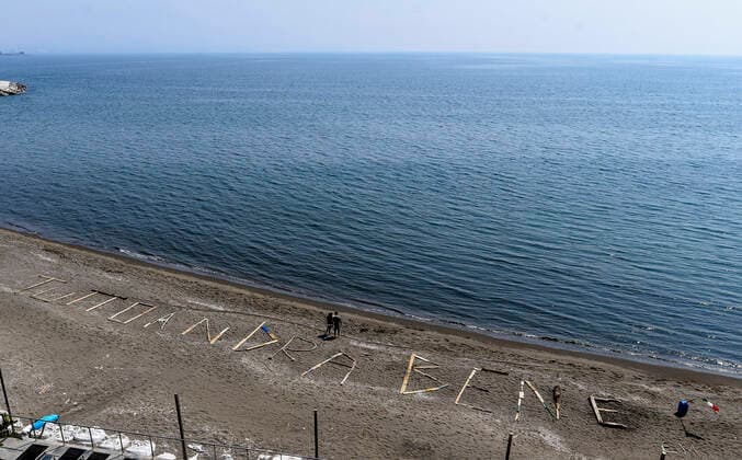 On a beach in Naples there is an inscription Everything will be fine . After the Italian government imposed unprecedented national restrictions on the control of the coronavirus COVID 19.  Copyright: xSalvatorexLaportax xIPAx xKontrolabx