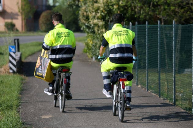Cavezzo (Mo). Civil Protection volunteers on bicycles distribute door-to-door the necessary masks to contain the spread of Coronavirus (ROBERTO BRANCOLINI Fotogramma, Modena - 2020-04-11) p.s. la foto e utilizzabile nel rispetto del contesto in cui e stata scattata, e senza intento diffamatorio del decoro delle persone rappresentate  Copyright: xROBERTOxBRANCOLINIx xFOTOGRAMMAx