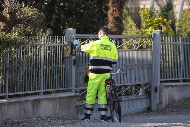 Cavezzo (Mo). Civil Protection volunteers on bicycles distribute door-to-door the necessary masks to contain the spread of Coronavirus (ROBERTO BRANCOLINI Fotogramma, Modena - 2020-04-11) p.s. la foto e utilizzabile nel rispetto del contesto in cui e stata scattata, e senza intento diffamatorio del decoro delle persone rappresentate  Copyright: xROBERTOxBRANCOLINIx xFOTOGRAMMAx