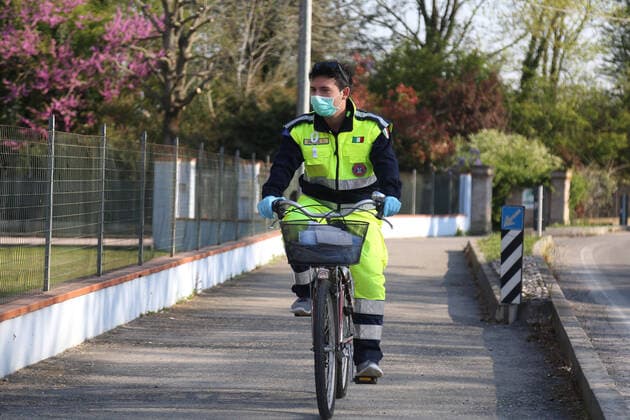 Cavezzo (Mo). Civil Protection volunteers on bicycles distribute door-to-door the necessary masks to contain the spread of Coronavirus (ROBERTO BRANCOLINI Fotogramma, Modena - 2020-04-11) p.s. la foto e utilizzabile nel rispetto del contesto in cui e stata scattata, e senza intento diffamatorio del decoro delle persone rappresentate  Copyright: xROBERTOxBRANCOLINIx xFOTOGRAMMAx