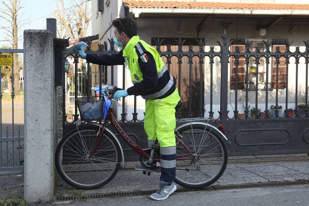 Cavezzo (Mo). Civil Protection volunteers on bicycles distribute door-to-door the necessary masks to contain the spread of Coronavirus (ROBERTO BRANCOLINI Fotogramma, Modena - 2020-04-11) p.s. la foto e utilizzabile nel rispetto del contesto in cui e stata scattata, e senza intento diffamatorio del decoro delle persone rappresentate  Copyright: xROBERTOxBRANCOLINIx xFOTOGRAMMAx